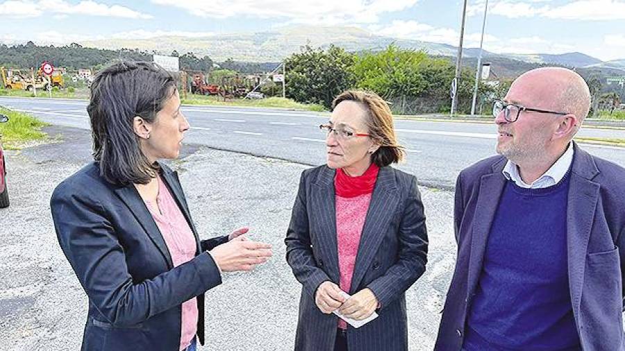 VISITA. Rosana Pérez, centro, con los líderes del BNG de Boiro, Raquel Suárez, y Rianxo, Adolfo Muíños. Foto: BNG