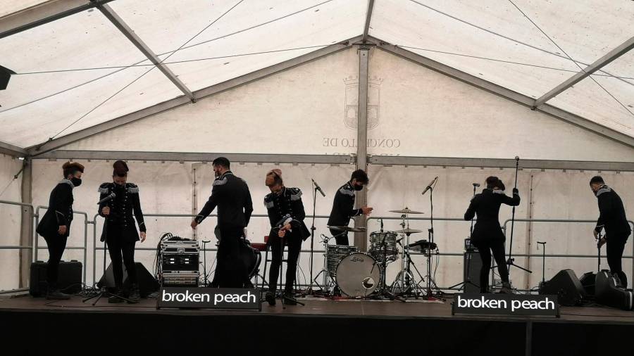 La carpa municipal de Negreira empleada en un reciente concierto del grupo Broken Peach. Foto: CN
