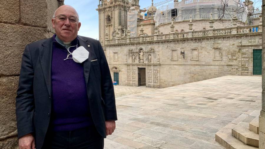 JOSÉ FERNÁNDEZ LAGO, nuevo deán de la Catedral de Santiago, posa para EL CORREO ante la Puerta Santa abierta por el Año jubilar. Foto: A.R.