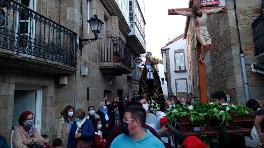 Feligreses de siete parroquias de la Unidad Pastoral de Cee participaron en el Via Crucis de Corcubión. Foto: Iván Perez