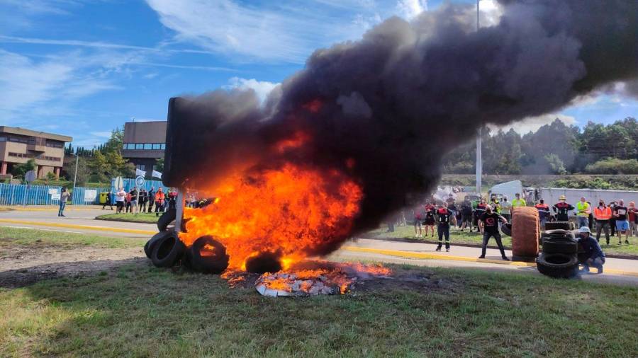 Montón de neumáticos en llamas que quemaron los trabajadores de Alcoa a las puertas de San Cibrao. Foto: Gallego