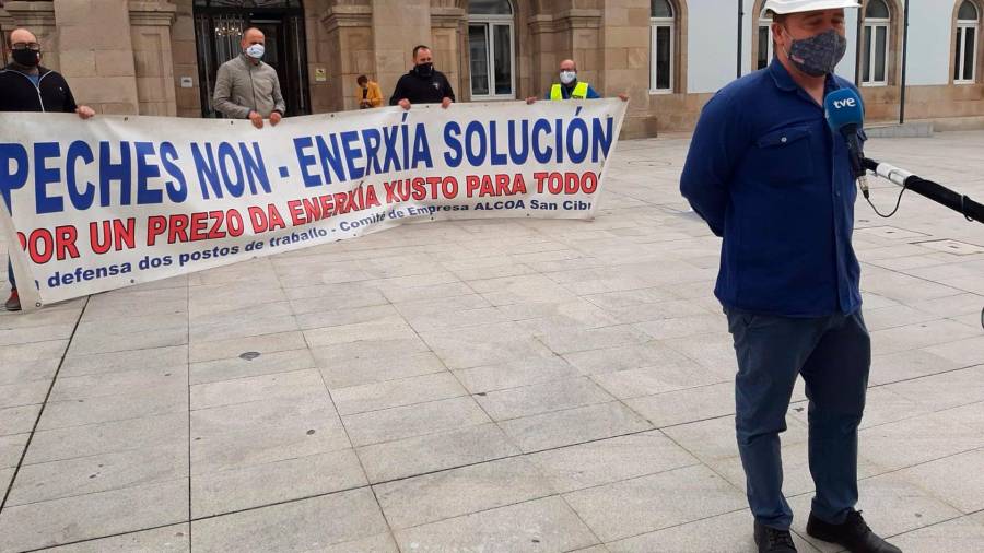 Protesta de trabajadores de Alcoa, que mantendrán sus reivindicaciones, delante de la Diputación de Lugo. Foto: E. P.