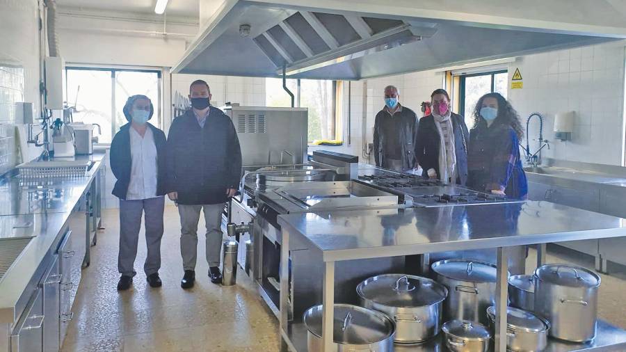 Autoridades e personal de cociña nun dos centros educativos galegos que están inmersos no proceso para poder presumir da certificación de Comedor Km 0. Foto: M.R.