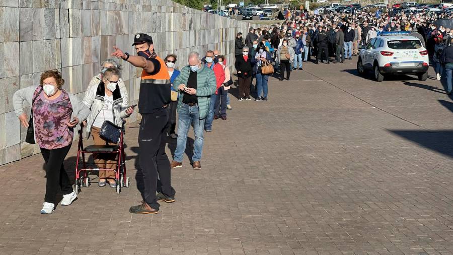 Personas se agolpan en la Cidade da Cultura de Santiago durante la vacunación masiva del pasado 6 de abril. Foto: Álvaro Ballesteros / E.P.