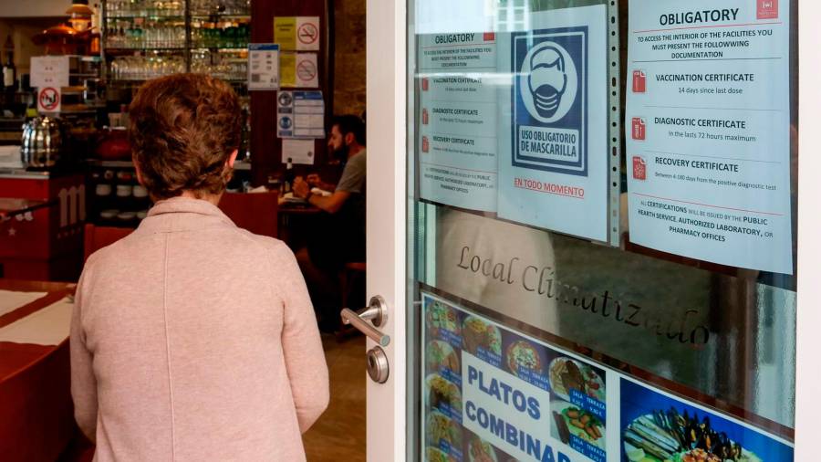 Señora entrando en un local de hostelería de Galicia. Foto: César Arxina / E.P.