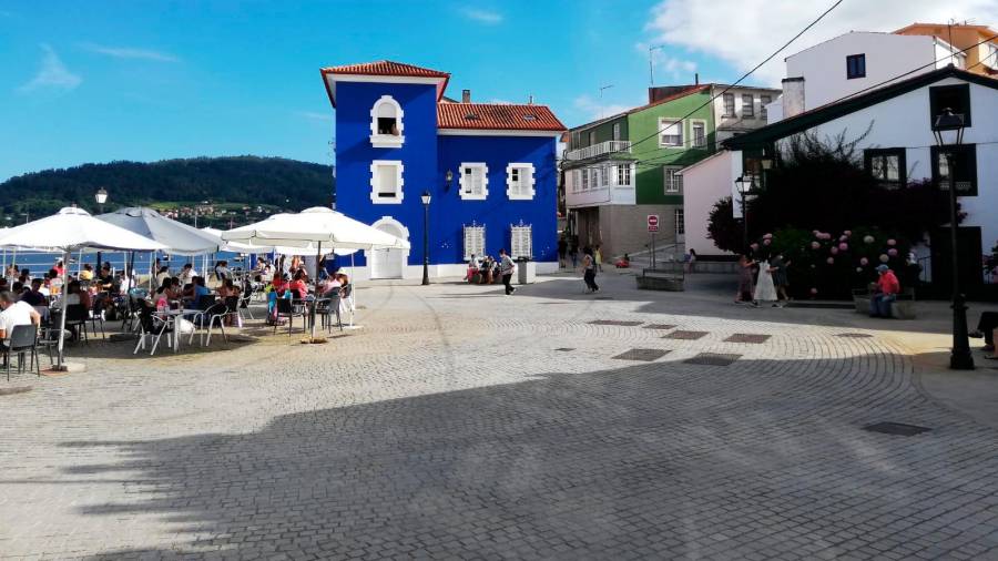 en el centro. La plaza del Pedregal con la “famosa” casa azul y la gente disfrutando del día en las terrazas con vistas al embarcadero. Foto: ECG 