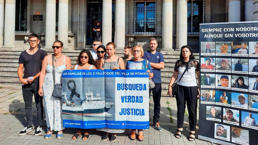 Familiares de víctimas del ‘Villa de Pitanxo’ se concentran ante la Subdelegación del Gobierno de Pontevedra. foto. PEDRO DAVILA-EUROPA PRESS