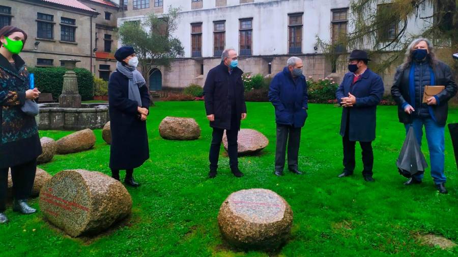Inauguración de la piedra de Salvador García-Bodaño en el Xardín das Pedras que Falan. FOTO: EUROPA PRESS