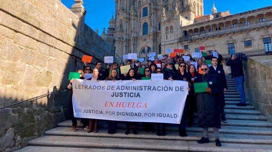 Letrados judiciales, en huelga desde el 24 de enero, se concentran en Santiago de Compostela para pedir adecuación salarial y más derechos laborales. FOTO: CARLOS CASTRO