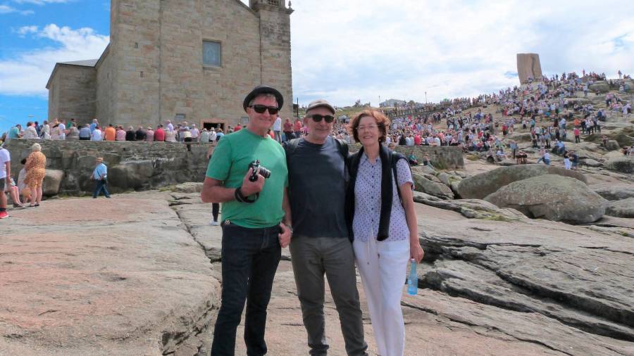 O fotógrafo Xesús Búa, a esquerda, e o escritor e filólogo Xesús Sambade coa súa dona ao pé do santuario da Virxe da Barca. Foto: J. M. R.
