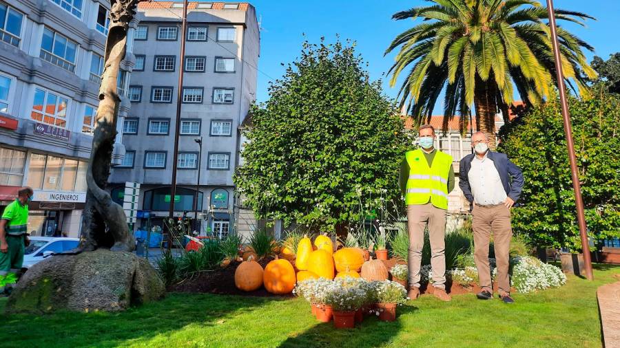 Carlos Iglesias, á esquerda, e o alcalde, Evencio Ferrero no xardín da Praza de Galicia. Foto: Concello de Carballo