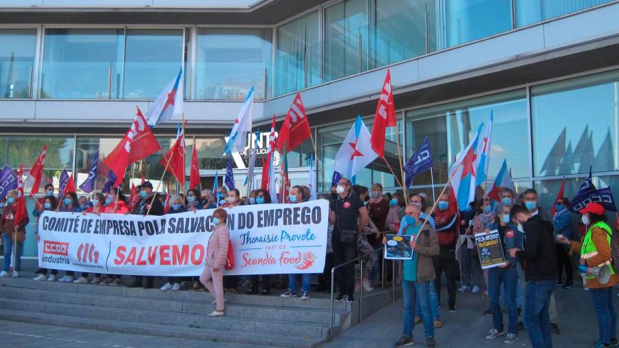 Os traballadores protestan ás portas de Delegación Territorial da Xunta en Vigo. Foto:EP