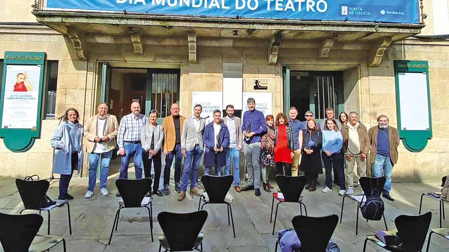 Centro dramático galego. Anxo M. Lorenzo, quinto pola dereita, xunto a Jacobo Sutil, durante o acto de celebración do día Mundial do Teatro, en Santiago Foto: G