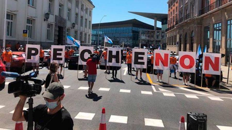 Protesta el jueves ante la Delegación del Gobierno de Alu Ibérica en A Coruña. Foto: E. Press