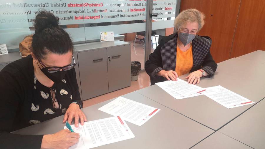Margarita Hermo, izquierda, directora de Relaciones Institucionales de Jealsa, y Rosa Abuín, presidenta de la Cruz Roja de Boiro, firmando el convenio. Foto: Jealsa
