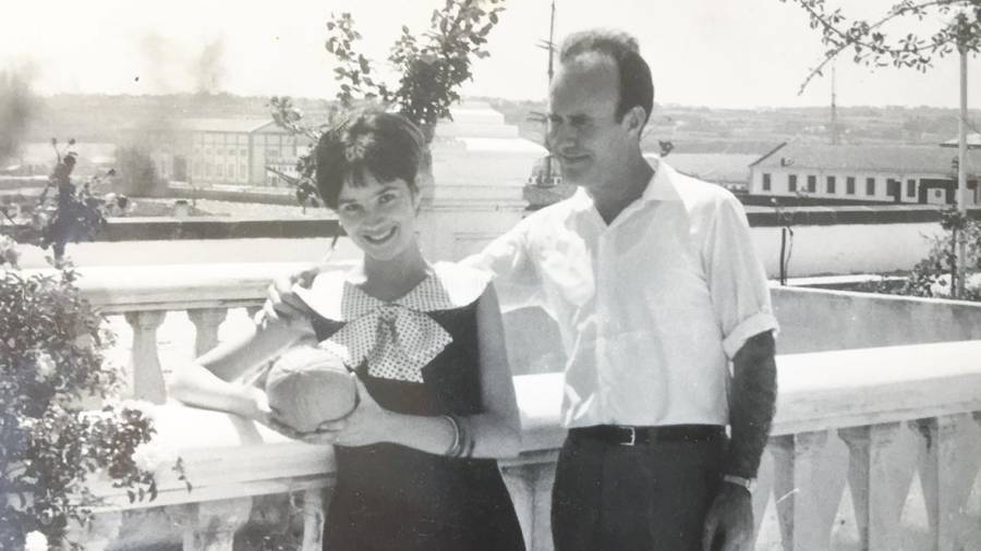 La significada pintora y poeta ferrolana con su marido, el profesor José Gómez.