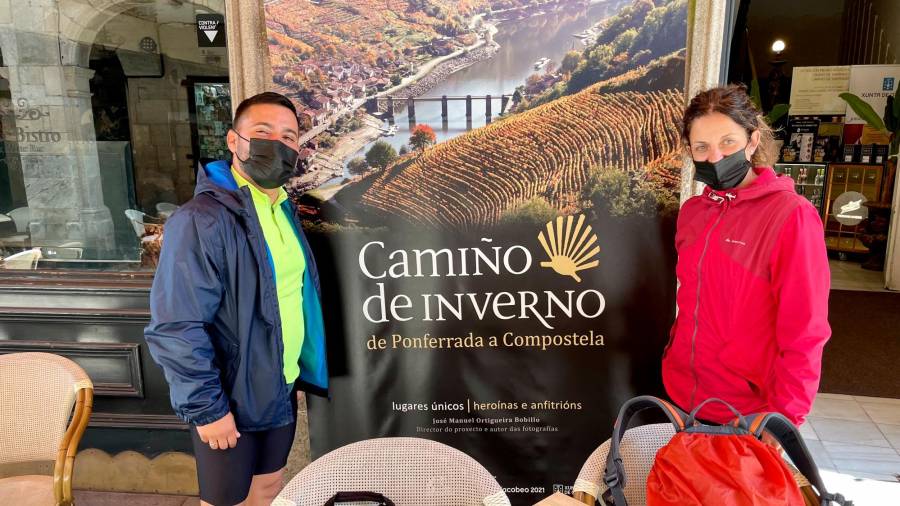 Francisco Ojeda y Mónica Romero visitaron la muestra del Casino sobre la Ruta de Invierno. Foto: ECG