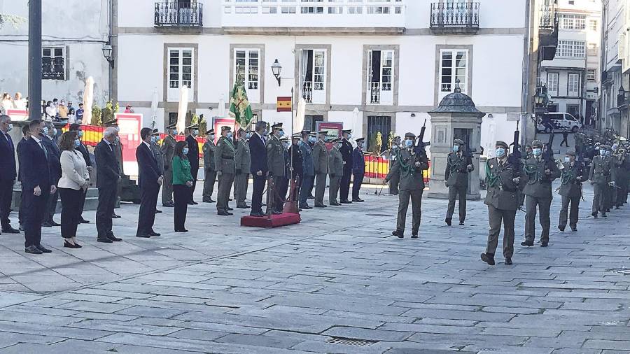 Momento del desfile de las tropas ante las autoridades asistentes a la parada militar celebrada en el Día de la Fiesta Nacional en la coruñesa plaza de la Constitución