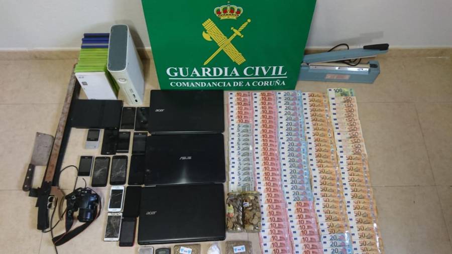 Dinero, equipos electrónicos y droga incautada en el domicilio del vecino de Fisterra. Foto: Guardia Civil