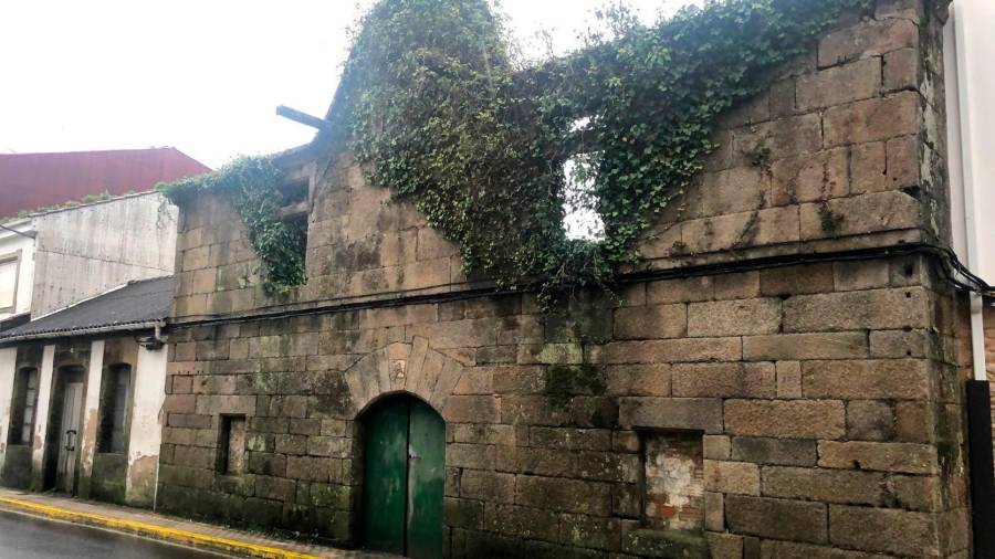Fachada de la histórica Casa da Cadea, edificación del siglo XVIII, incluida en la Lista Roja del Patrimonio por su estado de ruina y abandono. Foto: Suso Souto