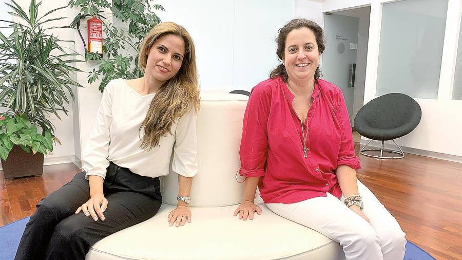 Las emprendedoreas Ánxela Díaz Castro y Cristina de la Torre Arias durante su visita a EL CORREO. Foto: A.R.