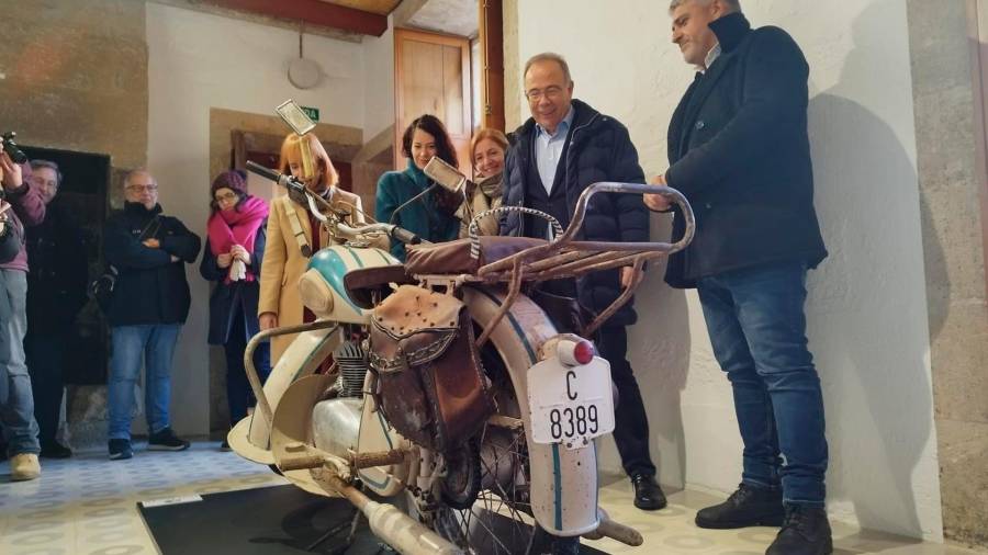 El presidente del Consorcio de Santiago, Xosé A. Sánchez Bugallo, visitó la nueva exposición que acoge la Casa do Cabido y que conmemora los 70 años de la asociación Moto Club Compostela. FOTO: EUROPA PRESS