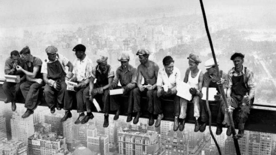 1932. Almuerzo en la cima. En esta fotografía aparecen los obreros, que estaban construyendo el edificio General Electric de Nueva York, almorzando en el piso 69. Autor, Charles C. Ebbets.