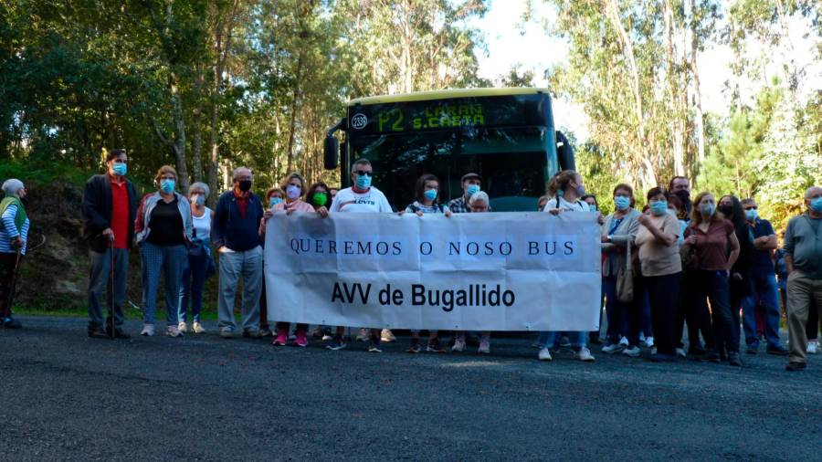 Vecinos de Biduído, Bugallido y Ortoño ante el bus urbano compostelano P2, que antes operaba en Ortoño. Foto: CG