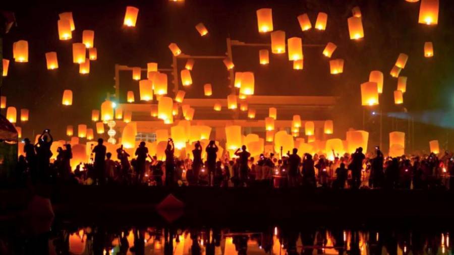 Tailandia. El Festival de la Linterna, en Chiang Mai, tiene gran importancia y los budistas del país creen que pedir un deseo antes de soltar la linterna lo convertirá en realidad. (Fuente, businessinsider.es)
