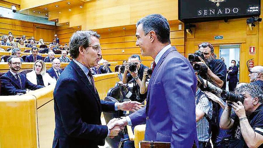 Sánchez saluda a Feijóo antes de comenzar la sesión del Senado. Foto: EP