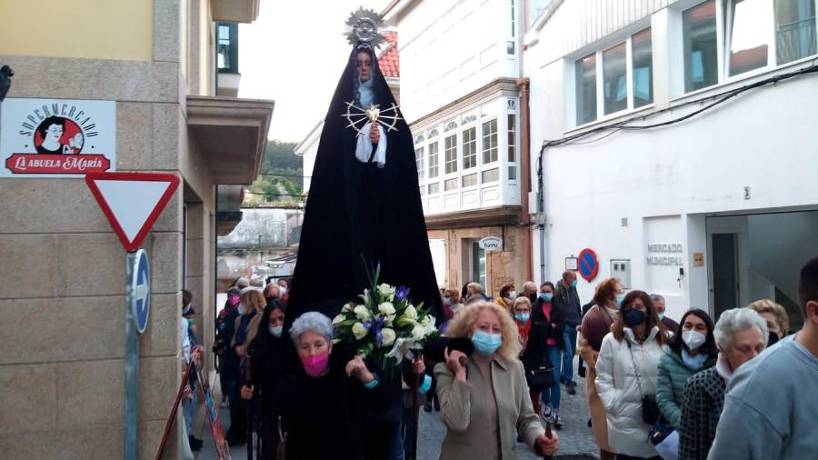 Feligreses de siete parroquias de la Unidad Pastoral de Cee participaron en el Via Crucis de Corcubión. Foto: Iván Perez