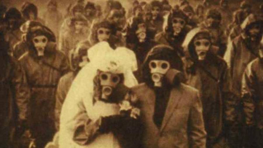 En esta foto vemos una boda celebrada a principios del siglo XX en una de las islas Izu, al sur de Japón. Debido a las erupciones volcánicas el ambiente en ellas está contaminado por azufre. (Fuente, viralismo.com)