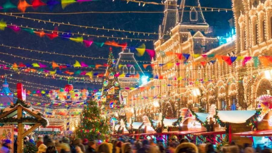 Rusia. Uno de los mercados navideños más populares de Moscú es el de la feria anual de Navidad en la Plaza Roja, con docenas de vendedores y una pista de hielo. (Fuente, businessinsider.es)