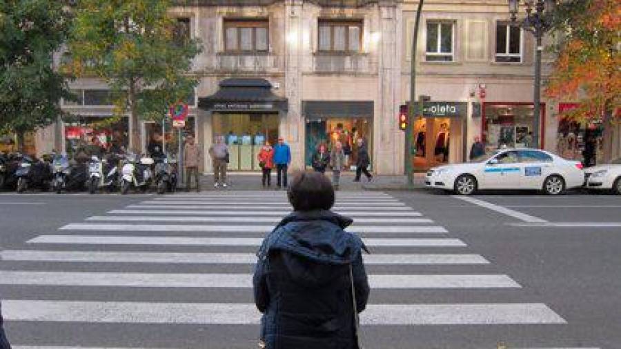 Un peatón dispuesto a cruzar en un semáforo. Foto: E.P.