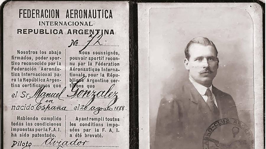 Licencia de piloto-aviador de Manuel González.