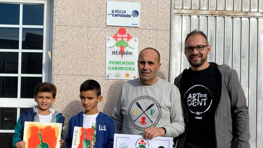Membros da familia de Carmucha coa postal e o donativo. Foto: P. C.