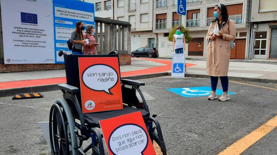 Campaña para sensibilizar sobre a necesidades de respectar os aparcamentos de persoas con mobilidade reducida. Foto: A. I.