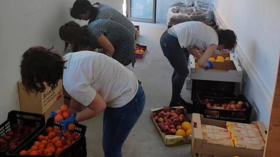 Foto de archivo de un grupo de voluntarias del Ayuntamiento de Ames preparando alimentos, en este caso perecederos, para las familias desfavorecidas del municipio. Foto: OVA