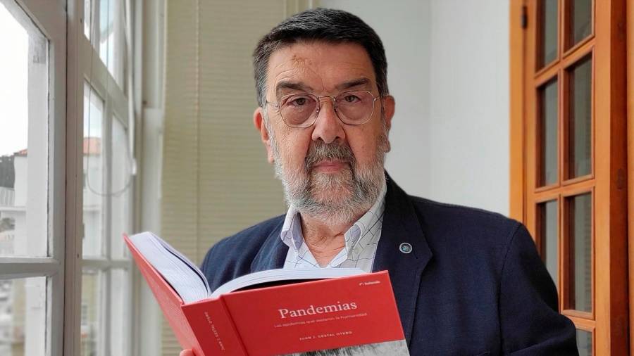 El doctor Juan Gestal (Muros, 1947) sostiene el libro del que es autor y que acaba de ser publicado bajo el título ‘Pandemias, Las epidemias que asolaron la humanidad’ (Ed. Bolanda, 2021). Foto: Efe/J. G. 