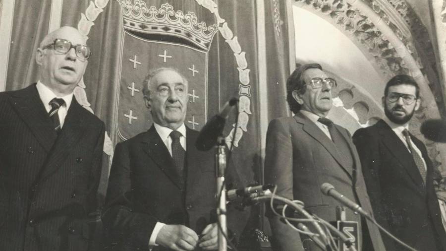 Mesa del Parlamento de Galicia con Antonio Rosón en la Presidencia - MANUEL BLANCO