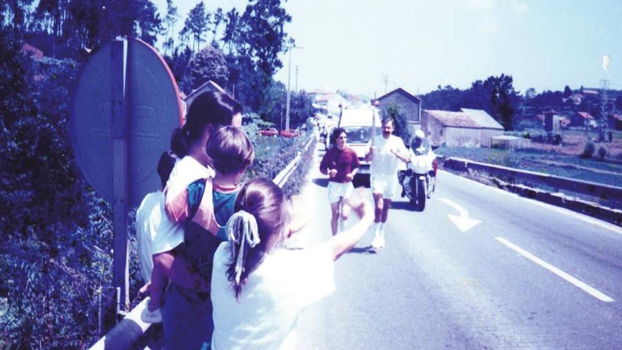 Portando la antorcha olímpica en el verano de 1992 en su recorrido por tierras