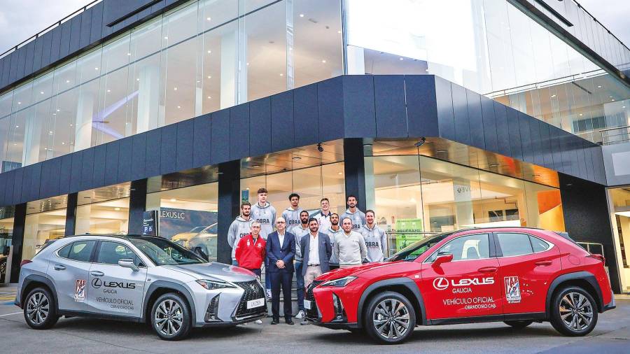 PATROCINIO. En el marco del acuerdo con el Grupo Breogán, el Obradoiro visitó ayer las instalaciones de Lexus Coruña, donde los jugadores recogieron sus nuevos vehículos
