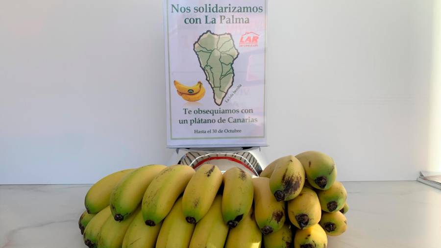 Los clientes de Suministros Lar, de Cee, serán obsequiados con un plátano de Canarias. Foto: S. Lar