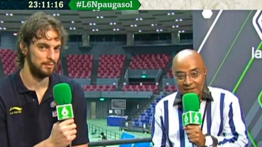 TELEVISIÓN Pau Gasol, a la izquierda, entrevistado por Andrés Montes en 2008. F.: LaSexta