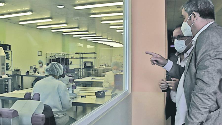 Blas García, primero derecha, con Parente, segundo, en la sede de Conic Vascular. Foto: CA
