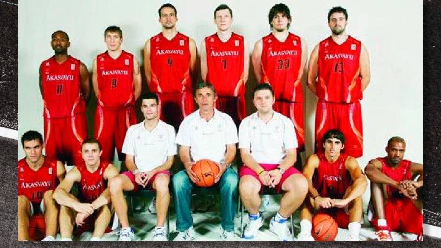 akasvayu girona 2006-2007 En el centro, con el balón, Pesic, entrenador de un equipo con Marc Gasol (arriba, quinto por la izquierda, con Germán Gabriel a su derecha) que fue quinto de la ACB.
