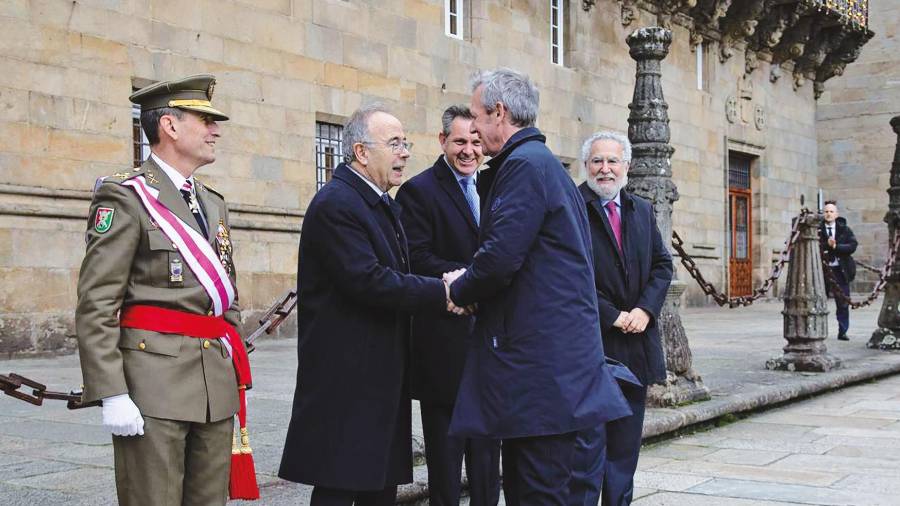 Alfonso Rueda, a la derecha, ejerció de delegado regio en la ceremonia celebrada en la catedral compostelana