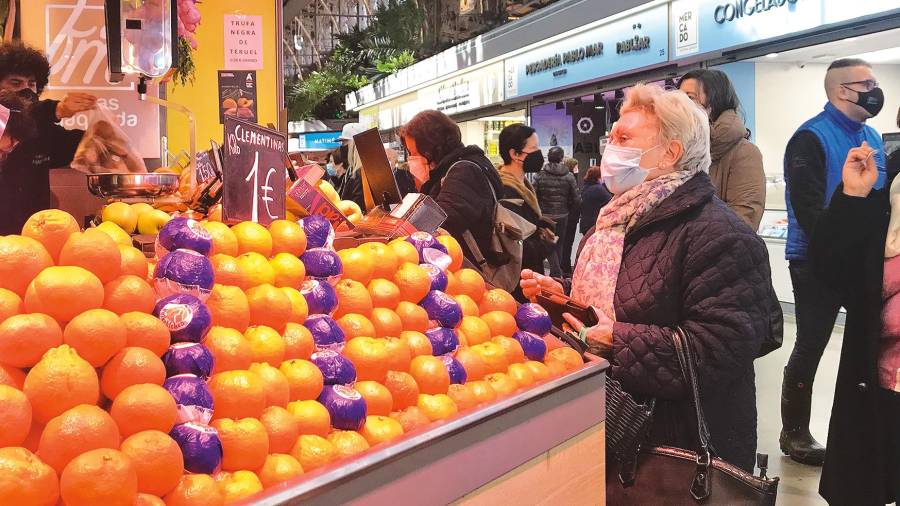 Las frutas, legumbres u hortalizas son algunos de los frentes donde se han registrado aumentos significativos. En la imagen, un mercado español Foto: Europa Press