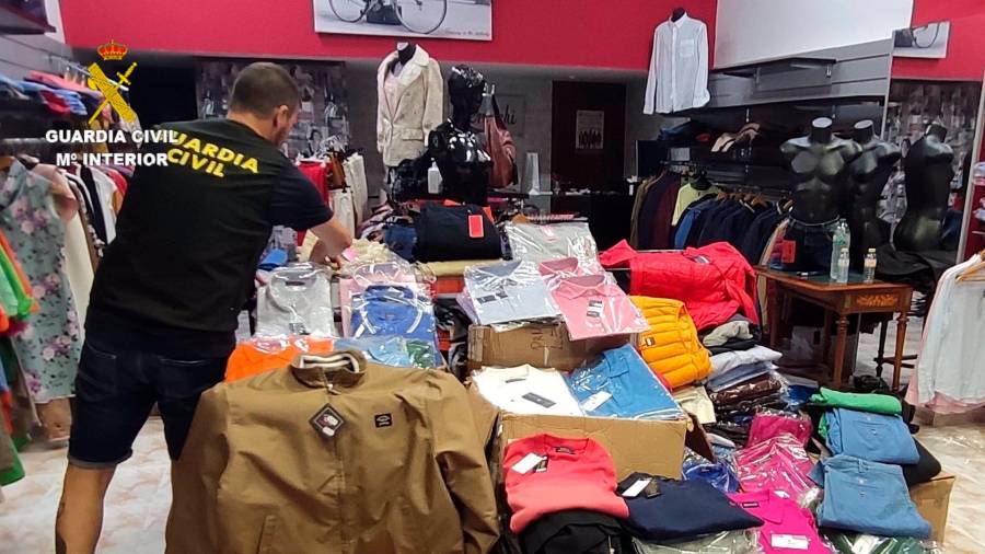 Prendas de ropa que la Guardia Civil ha aprehendido en el registro de un esteblecimietno de Milladoiro por un supuerto delito contra la propiedad industrial. FOTO: GUARDIA CIVIL