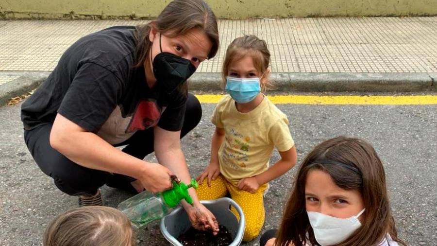 Manchando as mans. Sandra González ensina a crear bombas de sementes compostas de millo, cabaza e xudías para o horto urbán. Foto: ECG